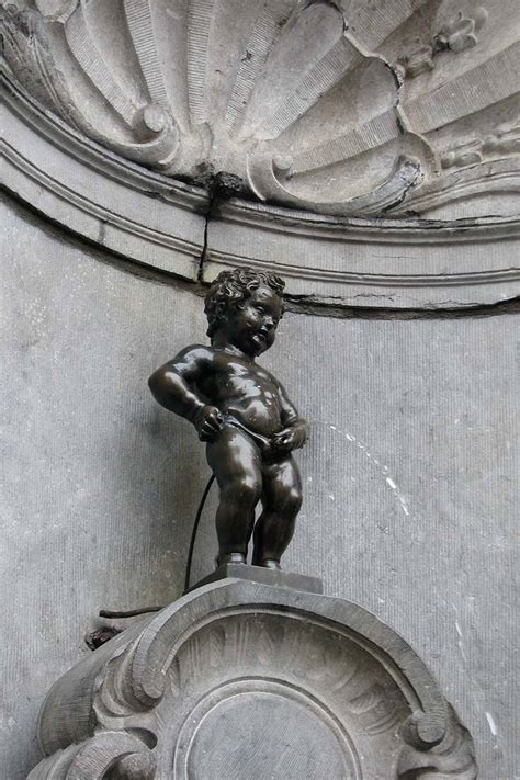 niños haciendo pipi en un arbol|Manneken Pis 